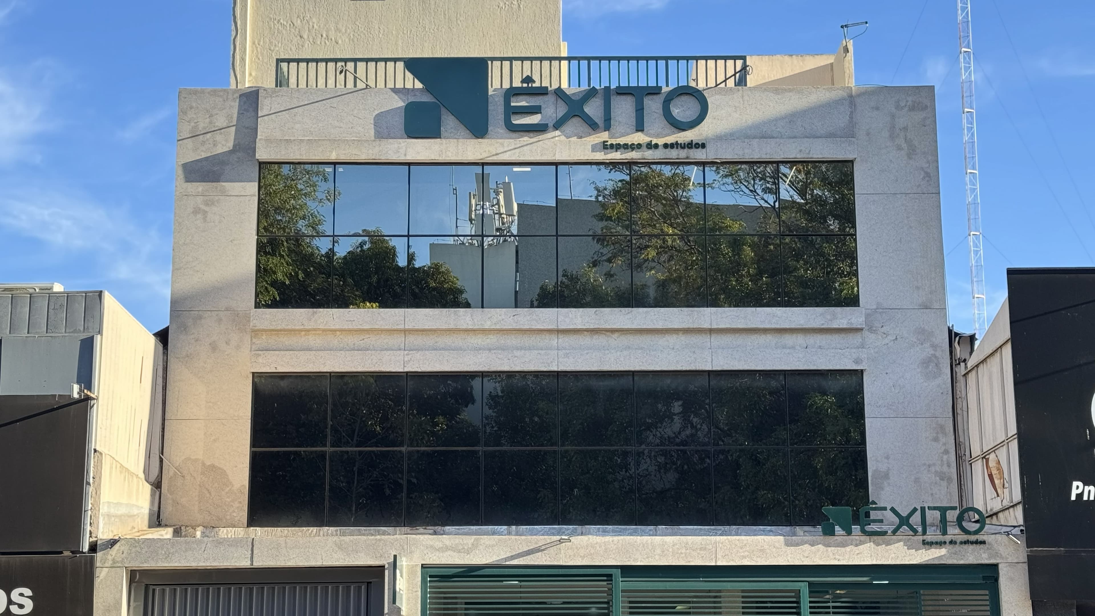 Fachada completa do prédio Êxito Espaço de Estudos em dia ensolarado