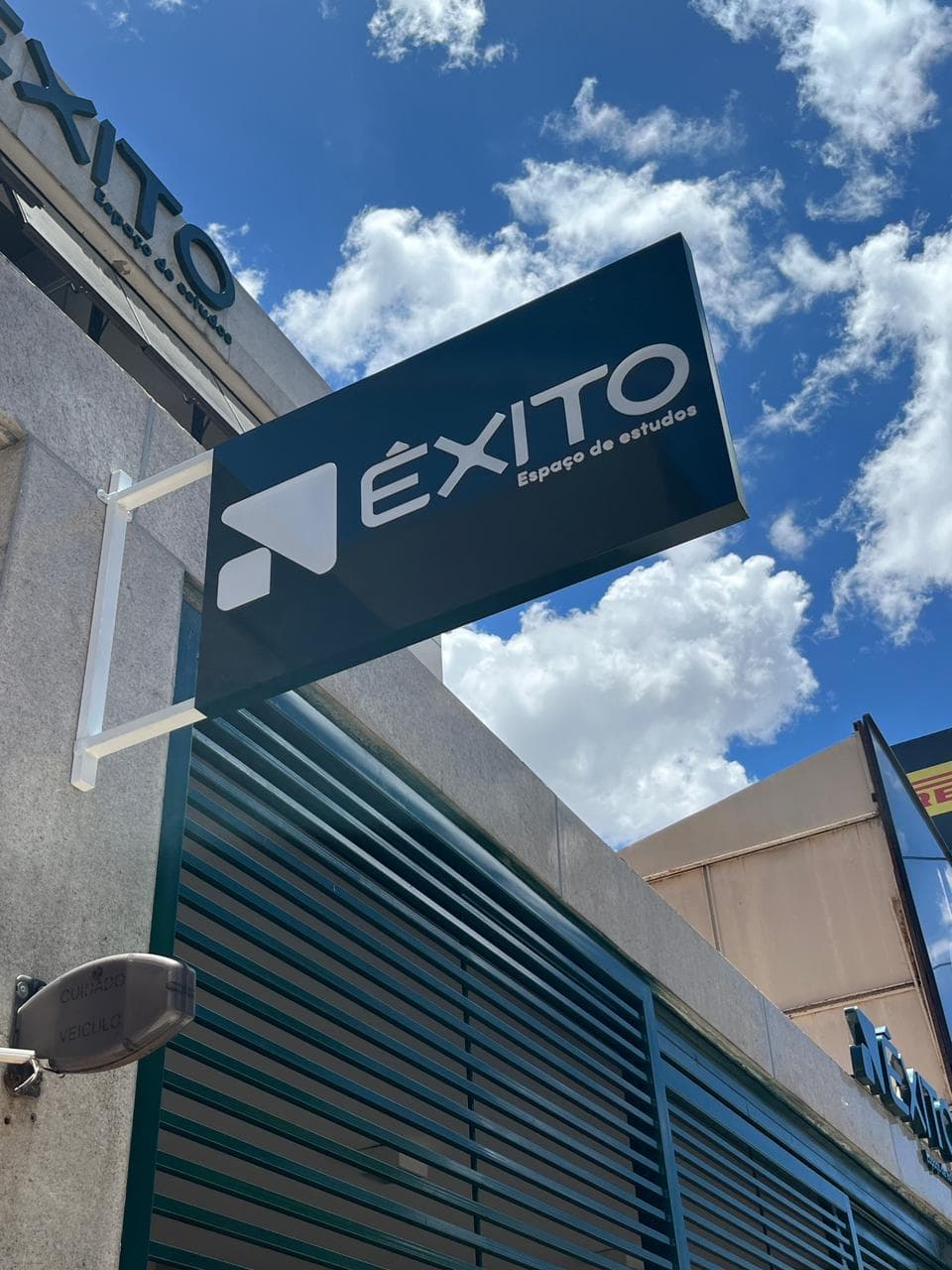Placa suspensa do Êxito vista de baixo para cima com céu azul