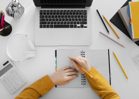 feche-mao-escrevendo-na-vista-superior-caderno