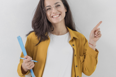 mulher-gravida-sorridente-segurando-uma-prancheta-e-apontando-para-cima2